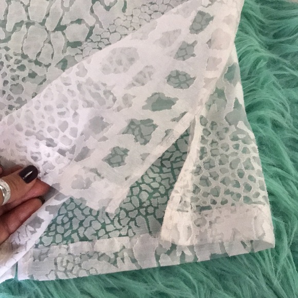 White Leopard print sheer lace button front shirt XL animal print abalone button - Picture 7 of 10